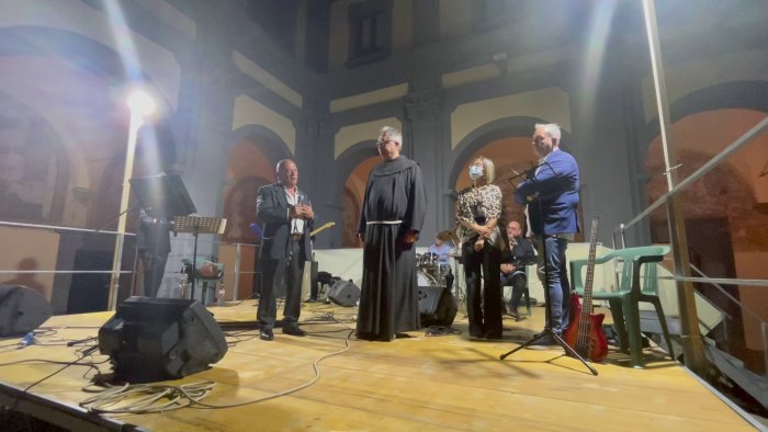 una sedia vuota per chi non c e piu a causa del covid e poi il silenzio