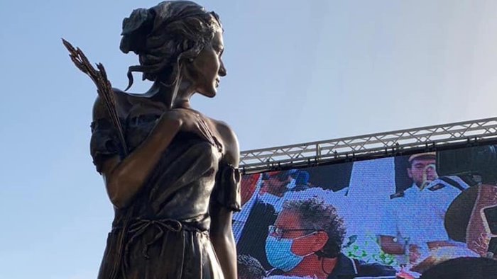 quella statua della spigolatrice ricalca i soliti stereotipi va rimossa