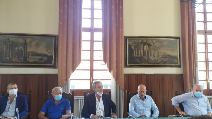 cava l opposizione contesta il comune e in predissesto