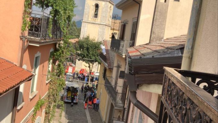 barricato in casa da 24 ore con una motosega minaccia tutti angoscia a montella