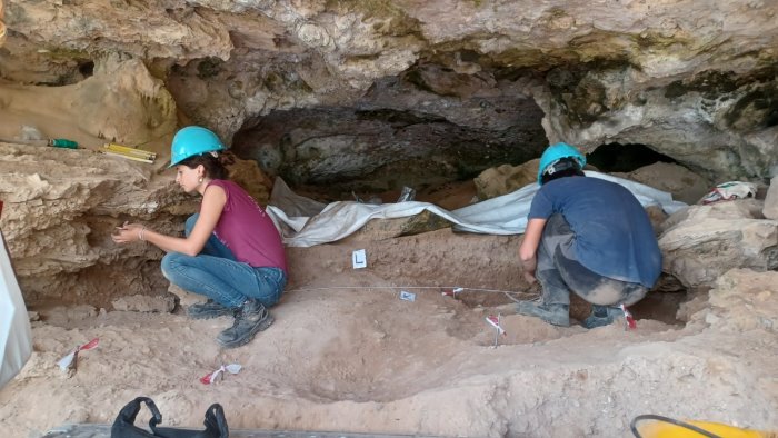 camerota dopo piu di 50 anni riprendono gli scavi alla grotta del poggio