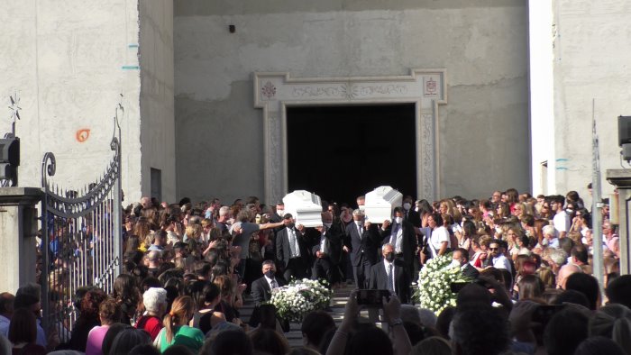 l ultimo saluto ad alessandra e roberta con applausi e le note di ovunque sarai