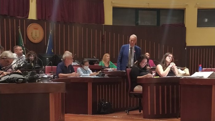 insulti e petardi al consiglio comunale di scafati intervenga il prefetto