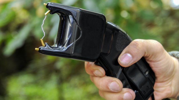 poliziotto usa taser su 50enne che da in escandescenza