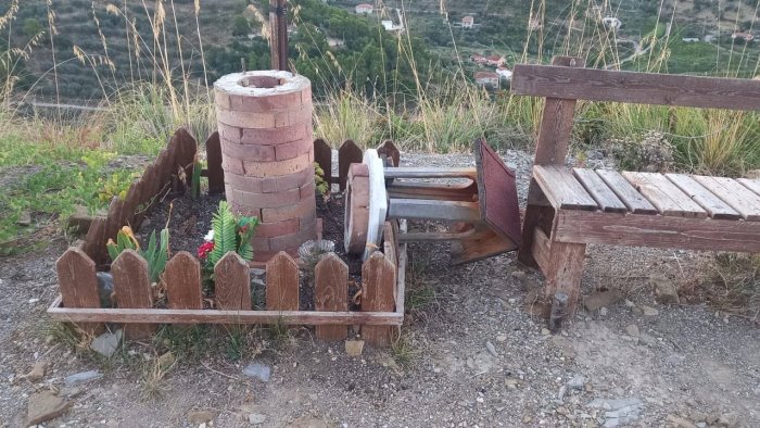 vandali in azione a montecorice distrutta la nicchia con la madonna