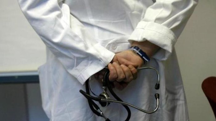 cure oncologiche fai da te su persone sane muore donna scoperti 2 finti medici