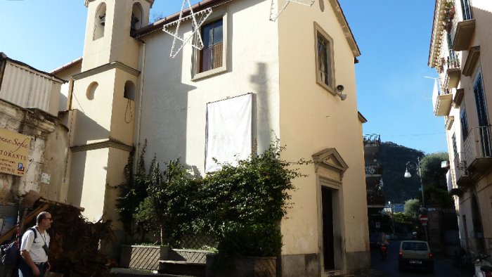 sorrento muore venticinquenne in uno scontro con un auto a santa lucia