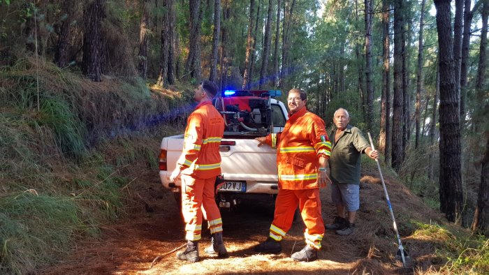 brucia ancora la collina di san marco di castellabate soccorsi in azione