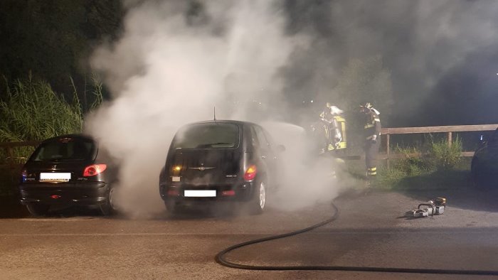 auto in fiamme in pieno centro a bellizzi l allarme del sindaco