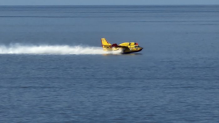 brucia ancora la collina di san marco di castellabate due canadair in volo