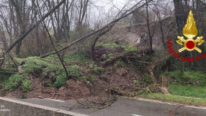 atripalda fango e detriti sulla strada raccordo chiuso in direzione salerno