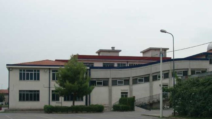 infiltrazioni d acqua al liceo genoino i rappresentanti scrivono alla dirigente