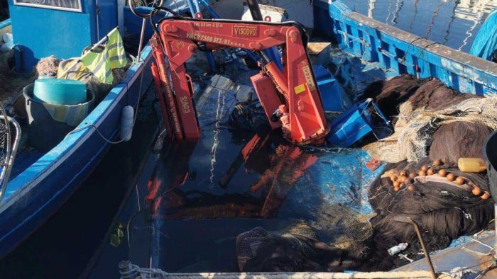 peschereccio affonda e perde gasolio e allarme a pozzuoli