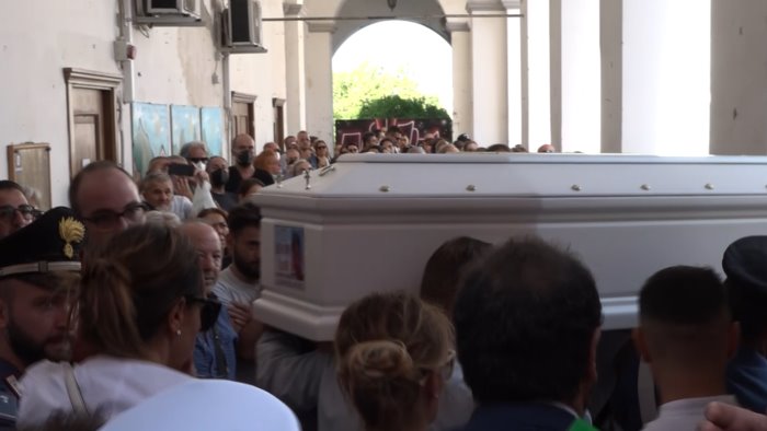 lacrime e le note di blanco per i funerali di alessandro morto a 13 anni