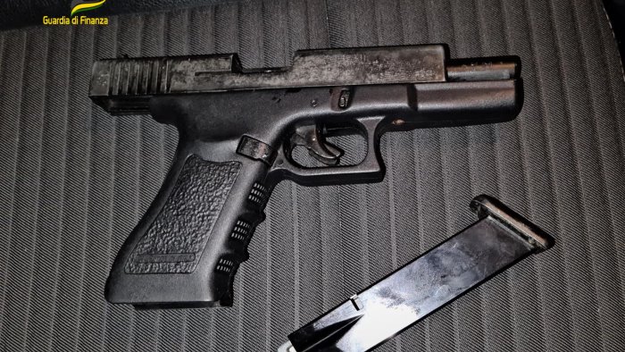trovato in possesso di armi e droga la guardia di finanza arresta un 30enne