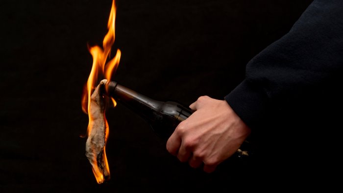 in bici lancia una molotov contro la saracinesca di una tabaccheria