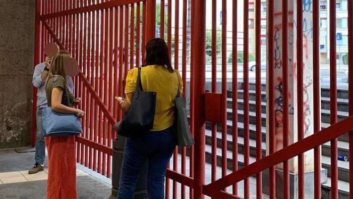 passeggeri della circumvesuviana restano chiusi nella stazione di san giorgio