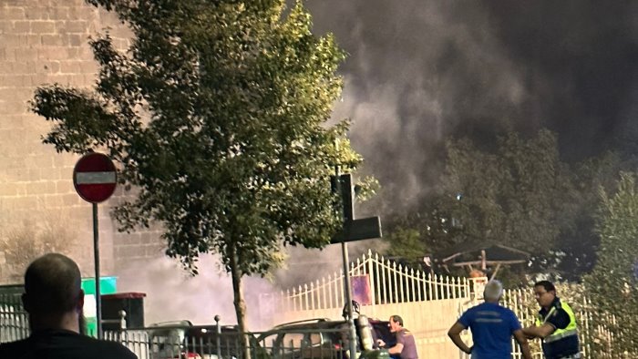 incendio ad aiello del sabato auto in fiamme vigili del fuoco in azione