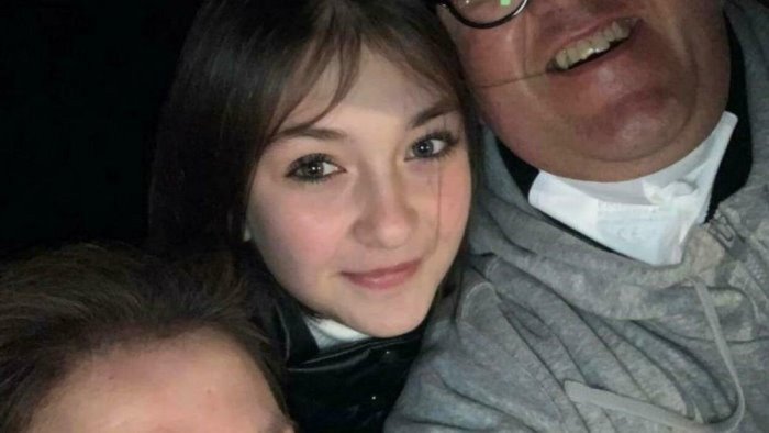 caricatore non a norma muore fulminanta a 15 anni sempre con noi a scuola