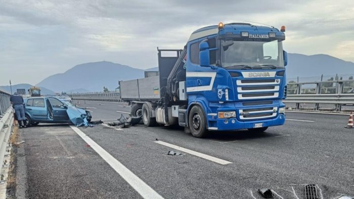 tragedia sull a30 marito e moglie coinvolti in un incidente lui muore sul colpo