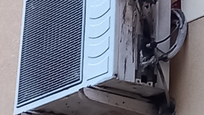 motore climatizzatore in fiamme sulla facciata dell ospedale di cerreto