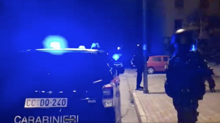 afragola blitz dei carabinieri al rione salicelle sequestrati 75 proiettili