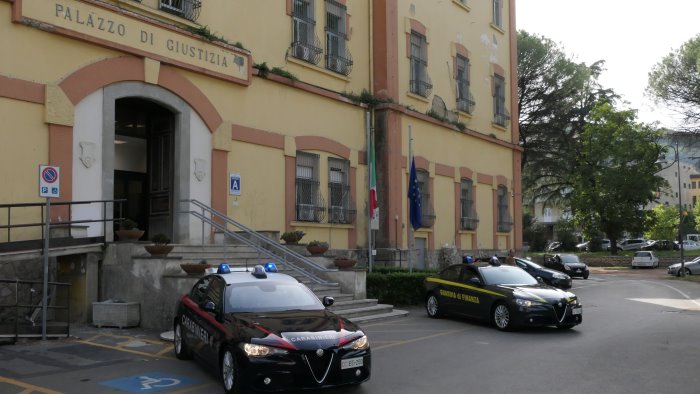 prestazioni sessuali per evitare lo sfratto arrestato ufficiale giudiziario