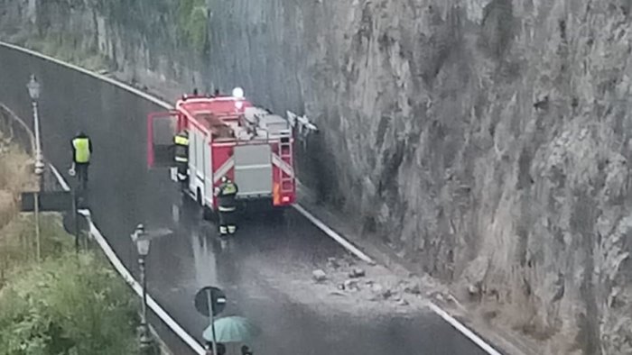ravello cadono massi sulla statale senso unico alternato a castiglione