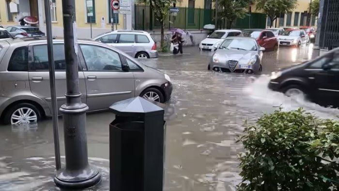 allagamenti nell agro nocerino due persone inghiottite da un tombino