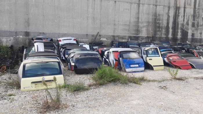casoria sequestrato il cimitero di auto sotto la rampa