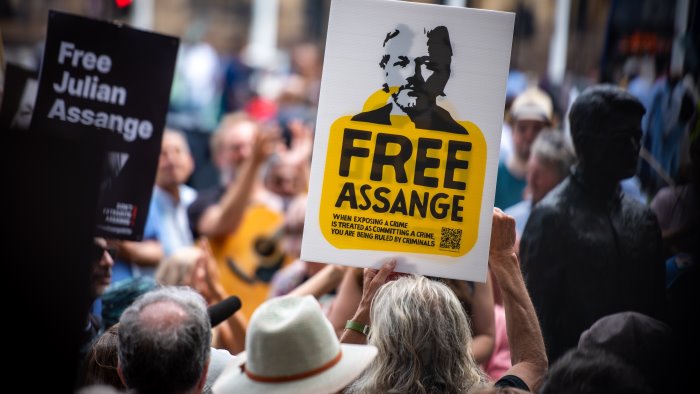 assange napoli prima citta in italia a conferirgli la cittadinanza onoraria