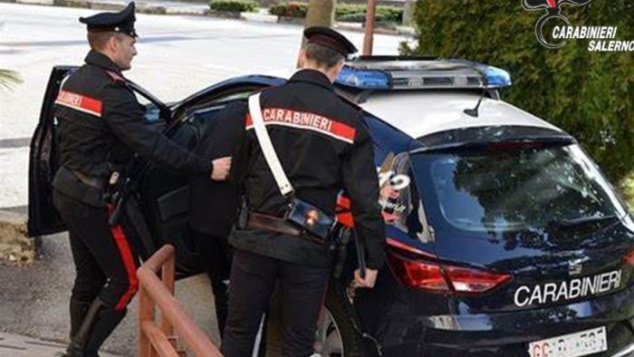 tenta di rubare un auto e minaccia il proprietario con un bastone arrestato