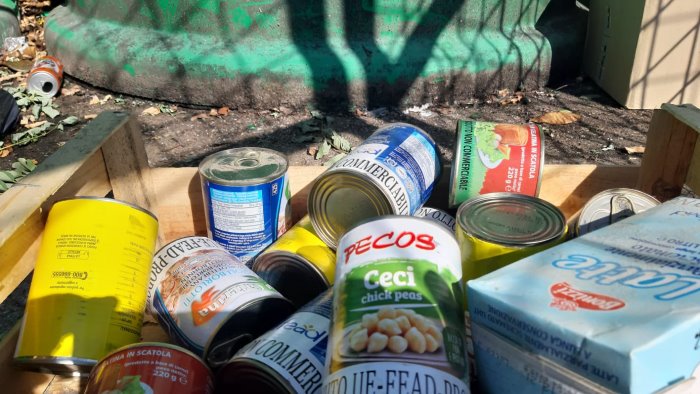 vergognoso ad ariano prodotti del banco alimentare gettati tra i rifiuti