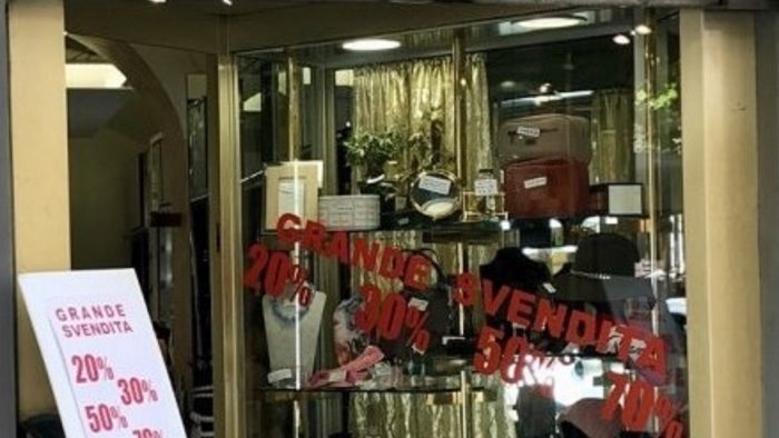 napoli via luca giordano chiude un altro negozio storico