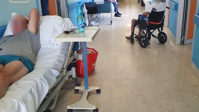 pazienti ricoverati nei corridoi all umberto i fials situazione al collasso