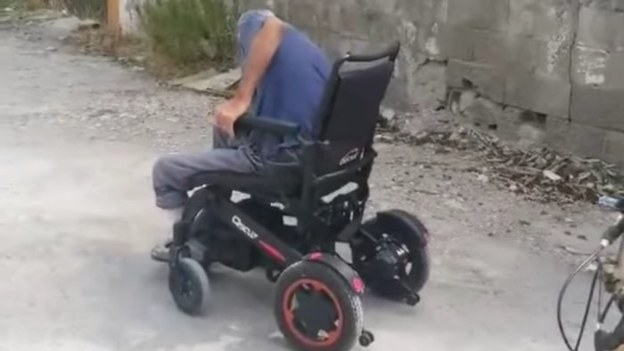 castel volturno ripara le buche per poter camminare in carrozzella