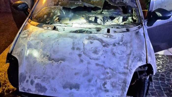 serino auto distrutta dalle fiamme indagano i carabinieri
