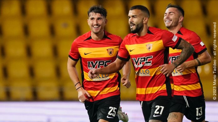 serie c benevento foggia 4 0 poker della strega rivivi la diretta