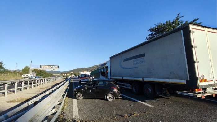 incidente in autostrada si scontrano auto e tir donna in ospedale