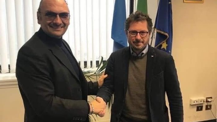 borrelli accerchiato e aggredito a napoli alviti militarizzare la citta