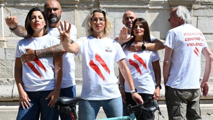 pedaliamo contro la violenza avellino in bici al fianco delle donne