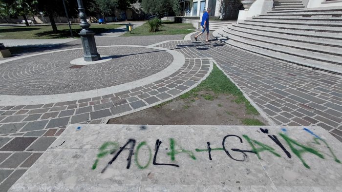 grottaminarda imbrattati muri e panchine con scritte oscene si indaga