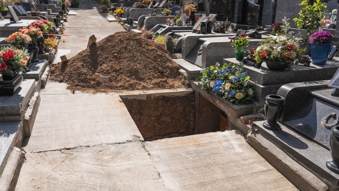 polla fossa troppo piccola la bara non entra familiari chiamano il sindaco