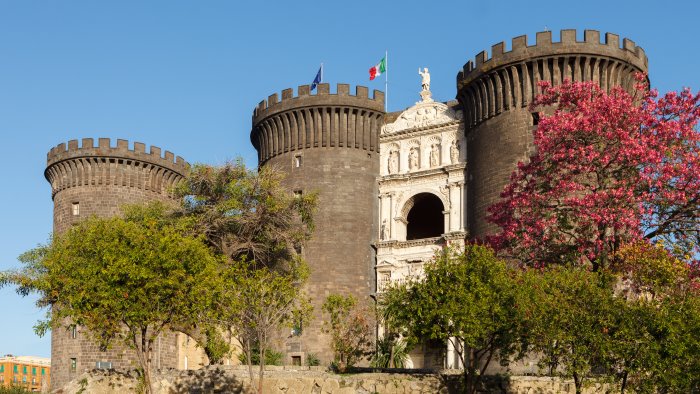 pulizia straordinaria al molo angioino e castel nuovo per spazi piu accoglienti