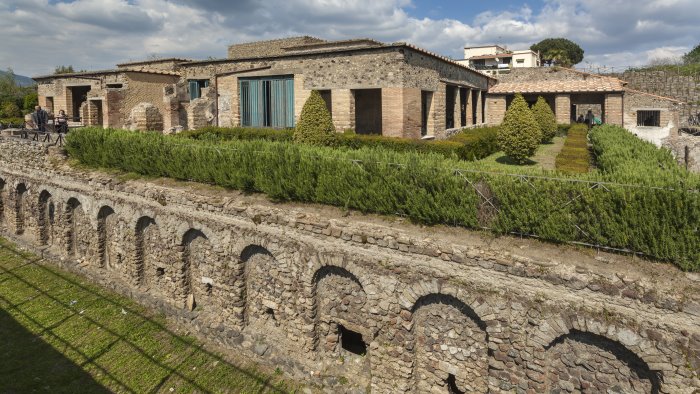 pompei scoperta una panca d attesa davanti alla villa dei misteri