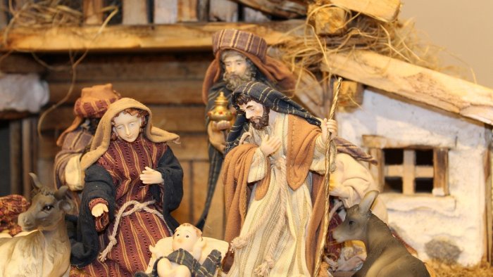 statue presepe in stoffa calore artigianale e raffinatezza per la nativita