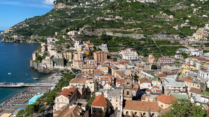 maiori il mercato del venerdi si terra mattina e pomeriggio