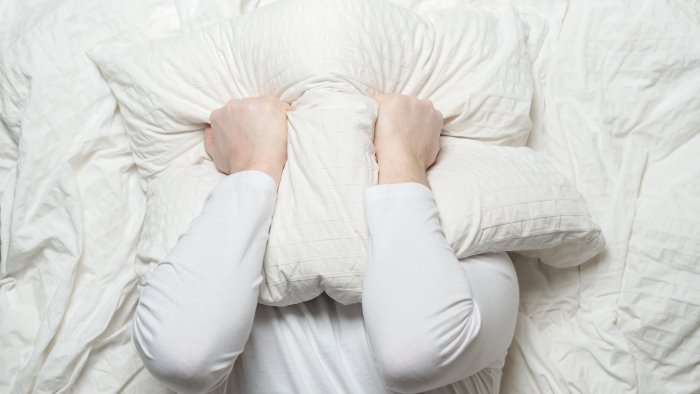 chi dorme meno va incontro a invecchiamento precoce del cervello