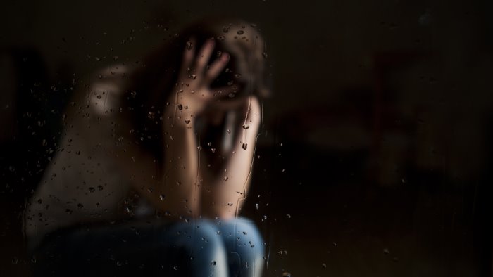 non sopporta suocera non vuole che abbia contatti con il figlio e la tormenta