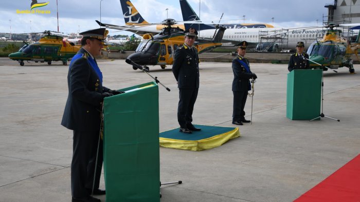 atzori e il nuovo comandante del reparto operativo aeronavale della finanza